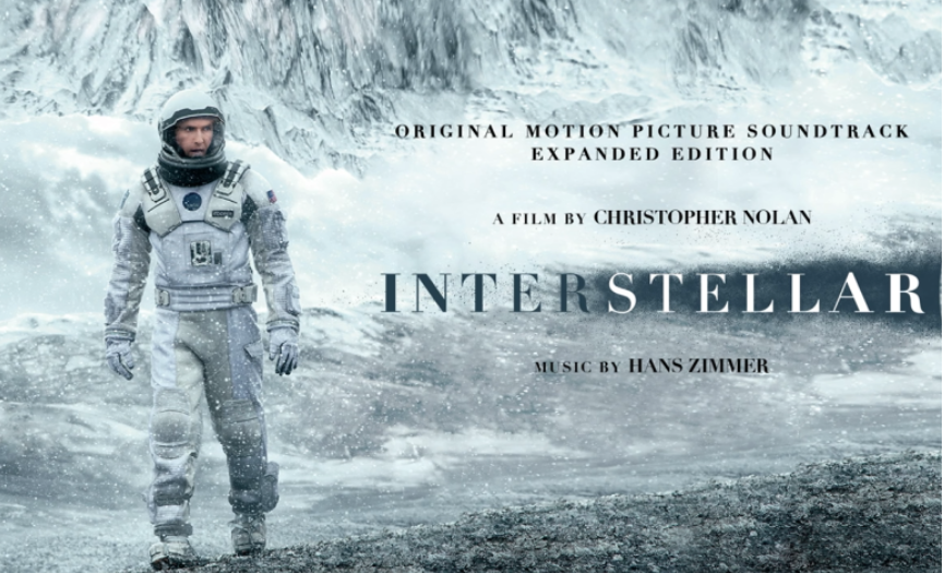 인터스텔라 포스터, 주인공이 추운 환경에 걸어가고 있는 모습입니다.