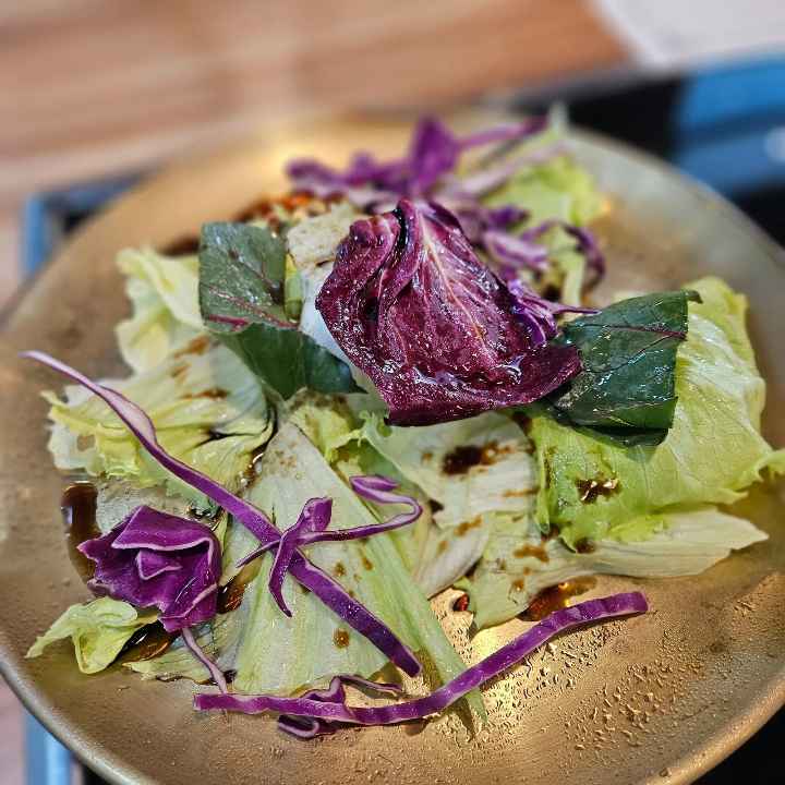 초록색-보라색-채소-샐러드에-발사믹소스가-뿌려져있다-the-green-and-purple-vegetables-are-mixed-with-a-balsamic-sauce