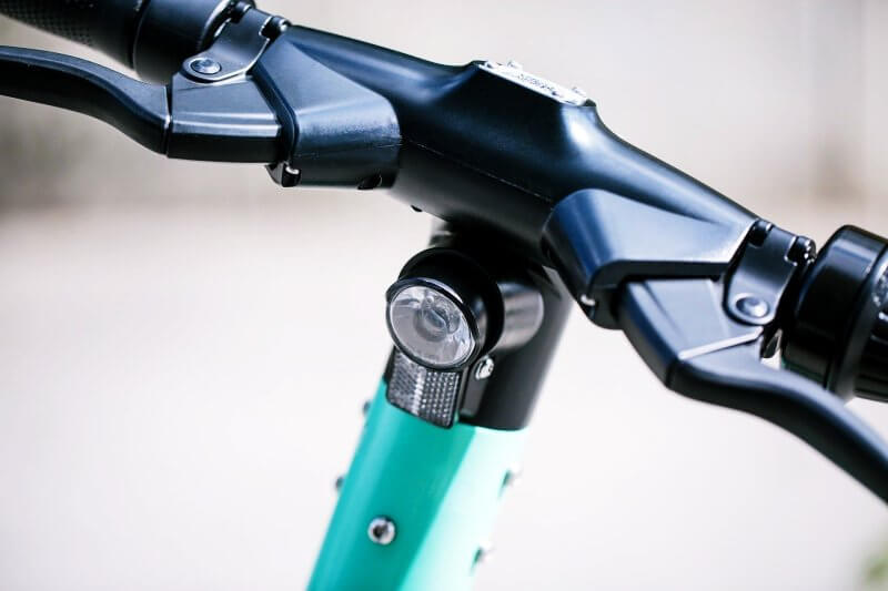 연두색-전동-킥보드-핸들