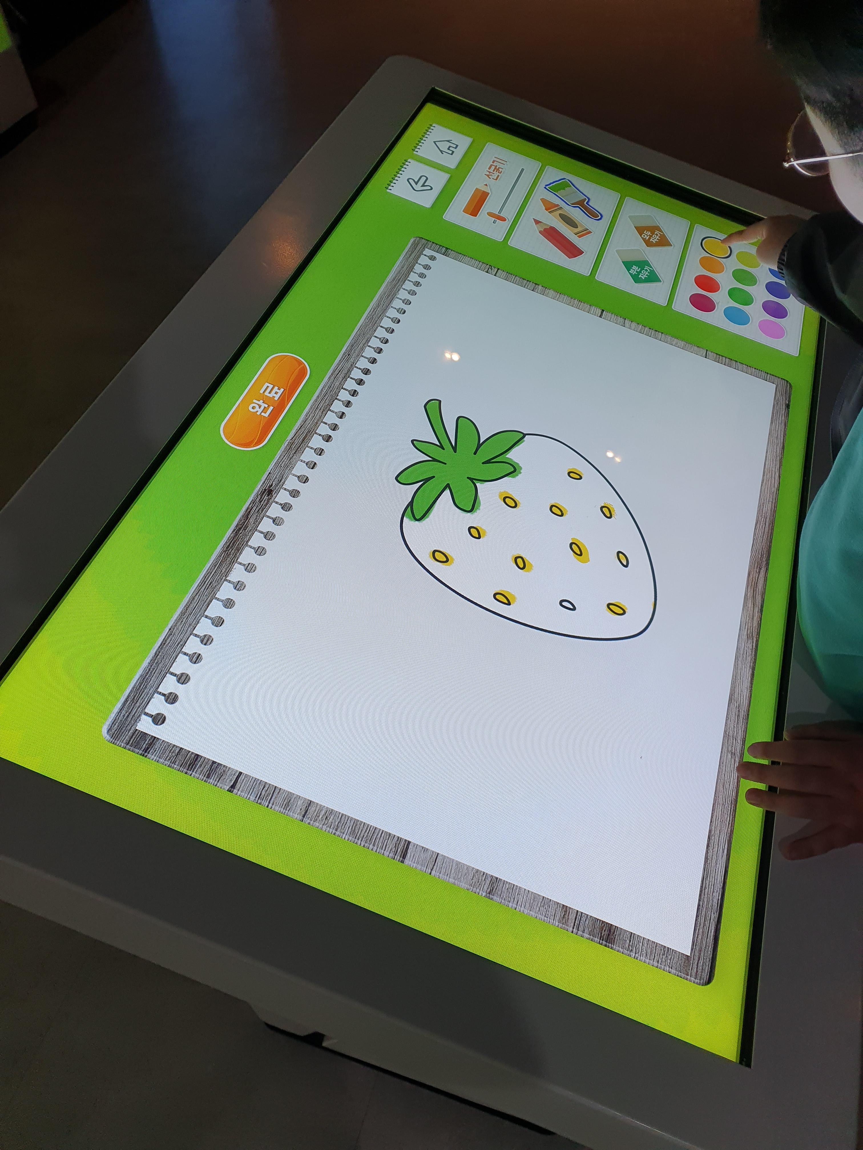 논산 딸기테마관 딸기 그림그리고 직접 스크린에 띄워 보자