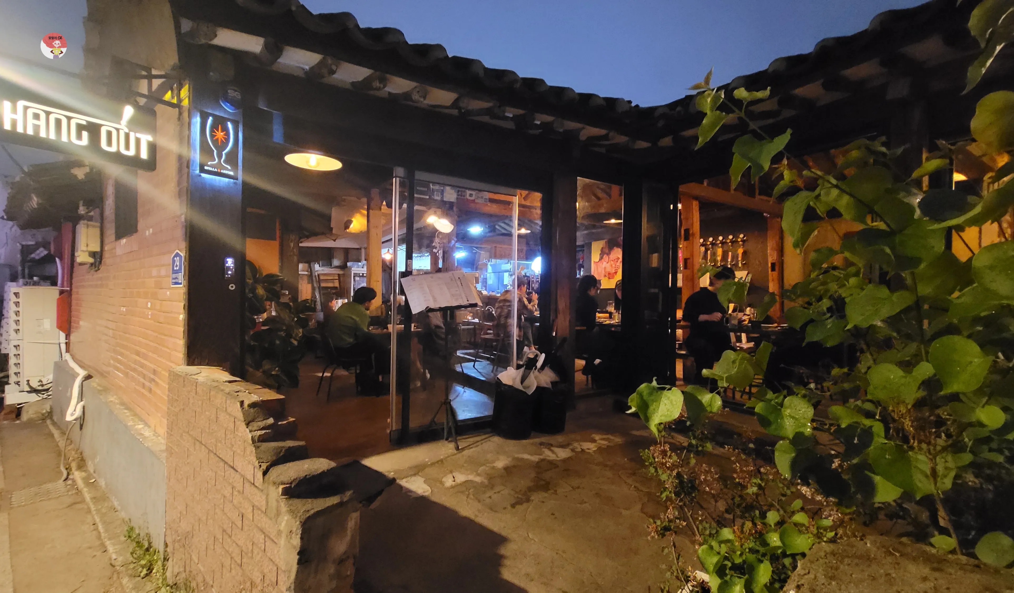 종로 익선동 한옥 스타일 바 행아웃 외관, HANG OUT 네온 간판과 저녁 분위기