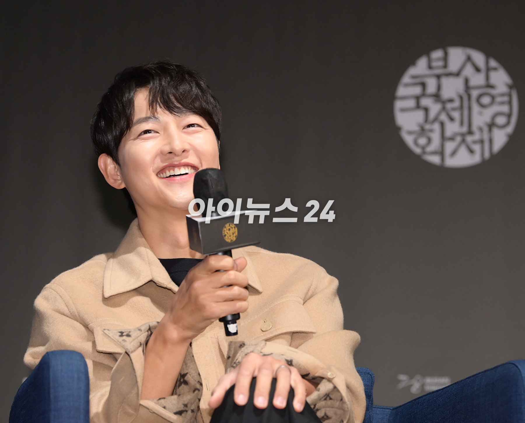 배우 송중기가 6일 오후 부산광역시 해운대구 영화의전당에서 진행된 제28회 부산국제영화제 액터스하우스에 참석하고 있다. [사진=정소희 기자]