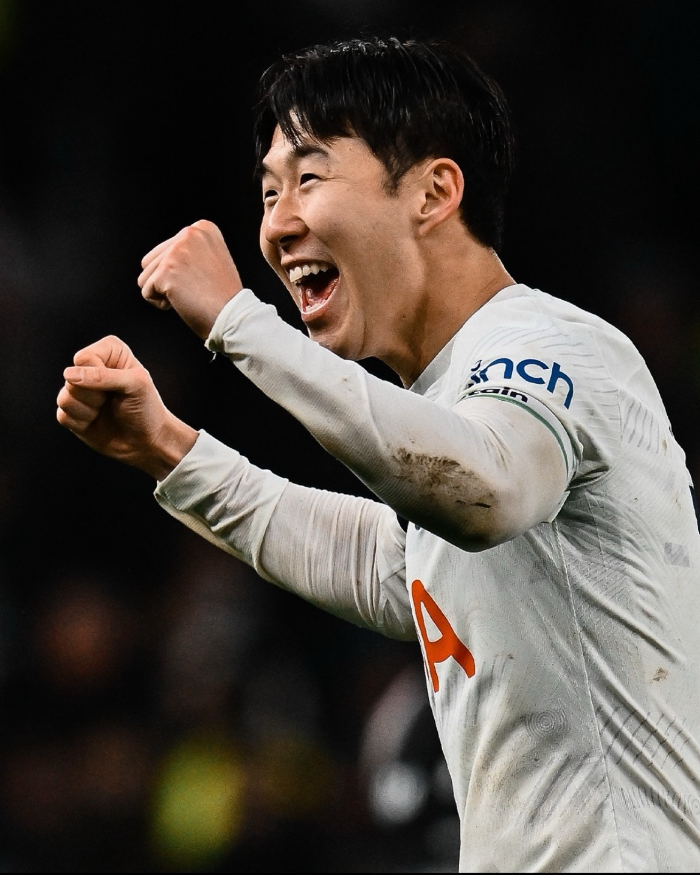 손흥민 선수가 골을 넣고 웃고 있는 모습