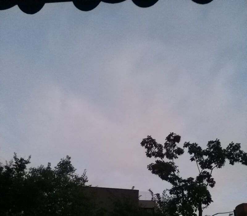 작은 공원의 새벽 하늘 사진