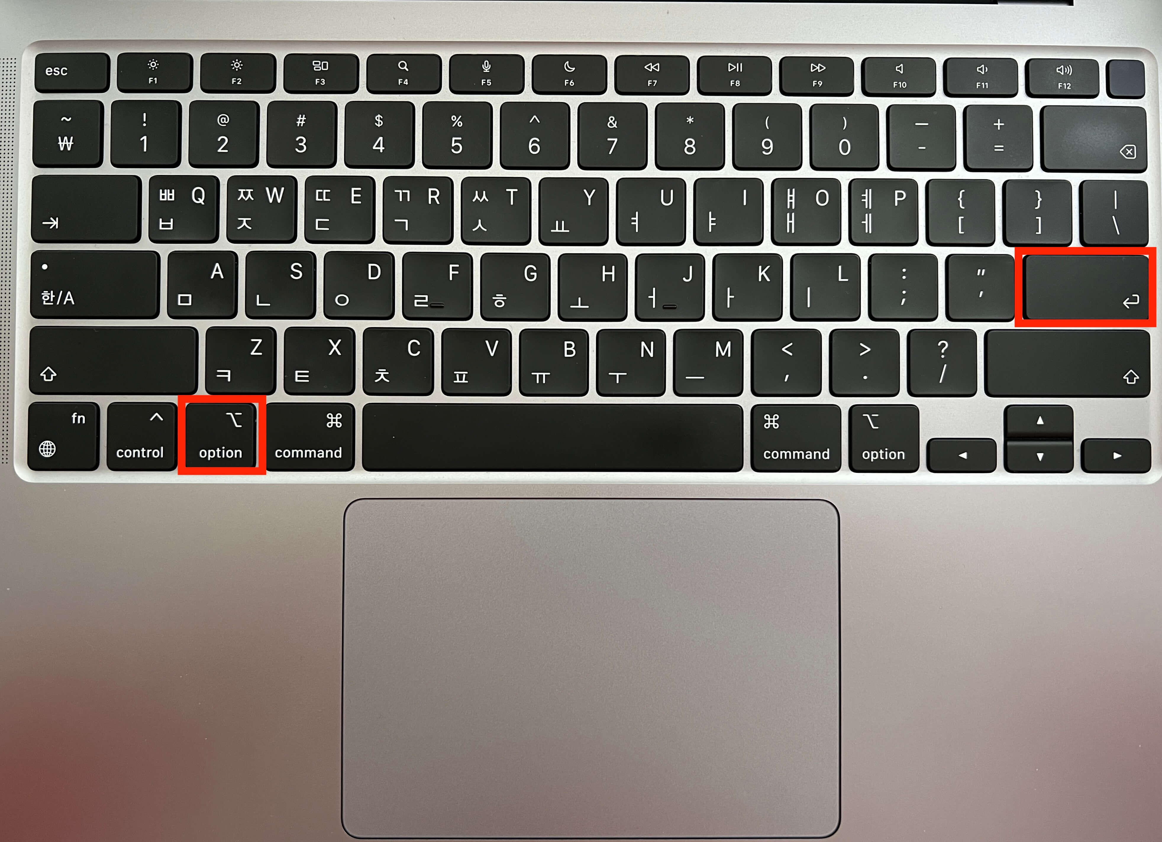 맥북 키보드에서 한자 변환 단축키를 빨간 네모박스로 표시