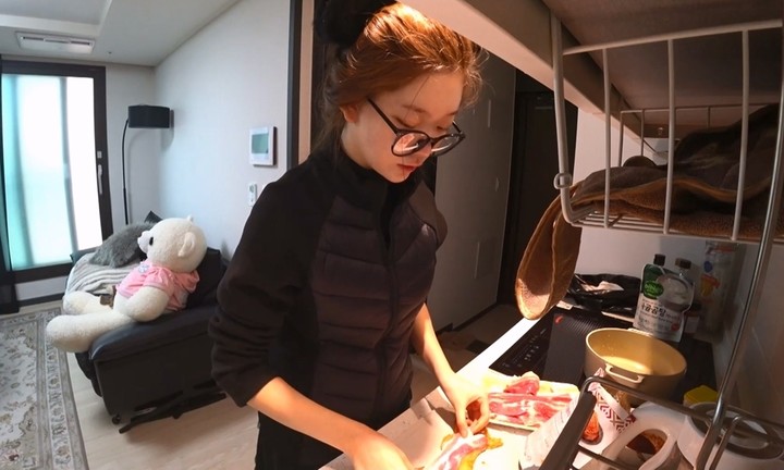 김치찜을 만드는 츠키