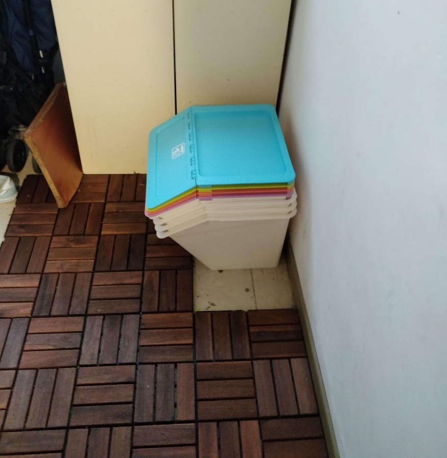 반만 깔려있는 이케아데크