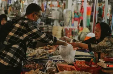 상생지원금으로 물건을 사고 파는 모습