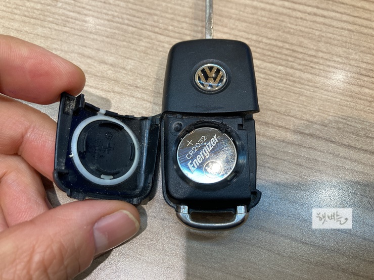 폭스바겐 차량 리모컨 전지 교환 방법