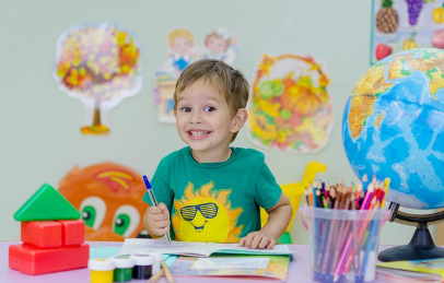 2025학년 취학통지서 인터넷 발급 방법과 관련하여 그림을 그리고 있는 아동의 모습