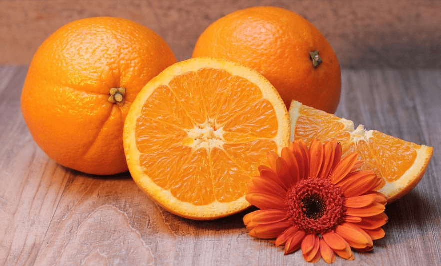 맛있어 보이는 오렌지 3개가 놓여 있다