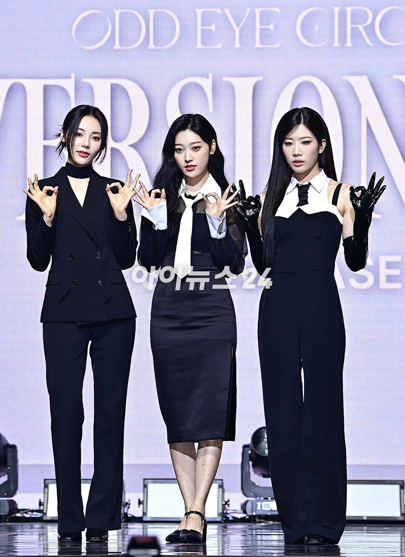오드아이써클이 12일 오후 서울 광진구 예스24 라이브홀에서 열린 미니앨범 &lsquo;버전 업&rsquo;(Version Up) 쇼케이스에서 포토타임을 갖고 있다. [사진=곽영래 기자]