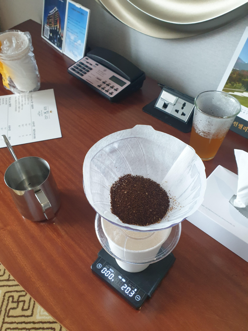 테이블 위에 서버, 드리퍼, 드립포트가 올려져 있다.