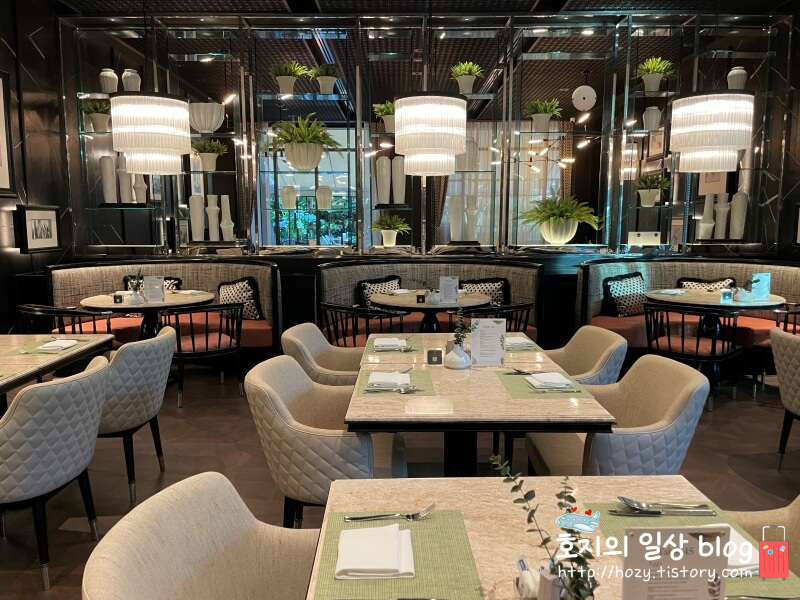 방콕 신돈캠핀스키 조식당 전경