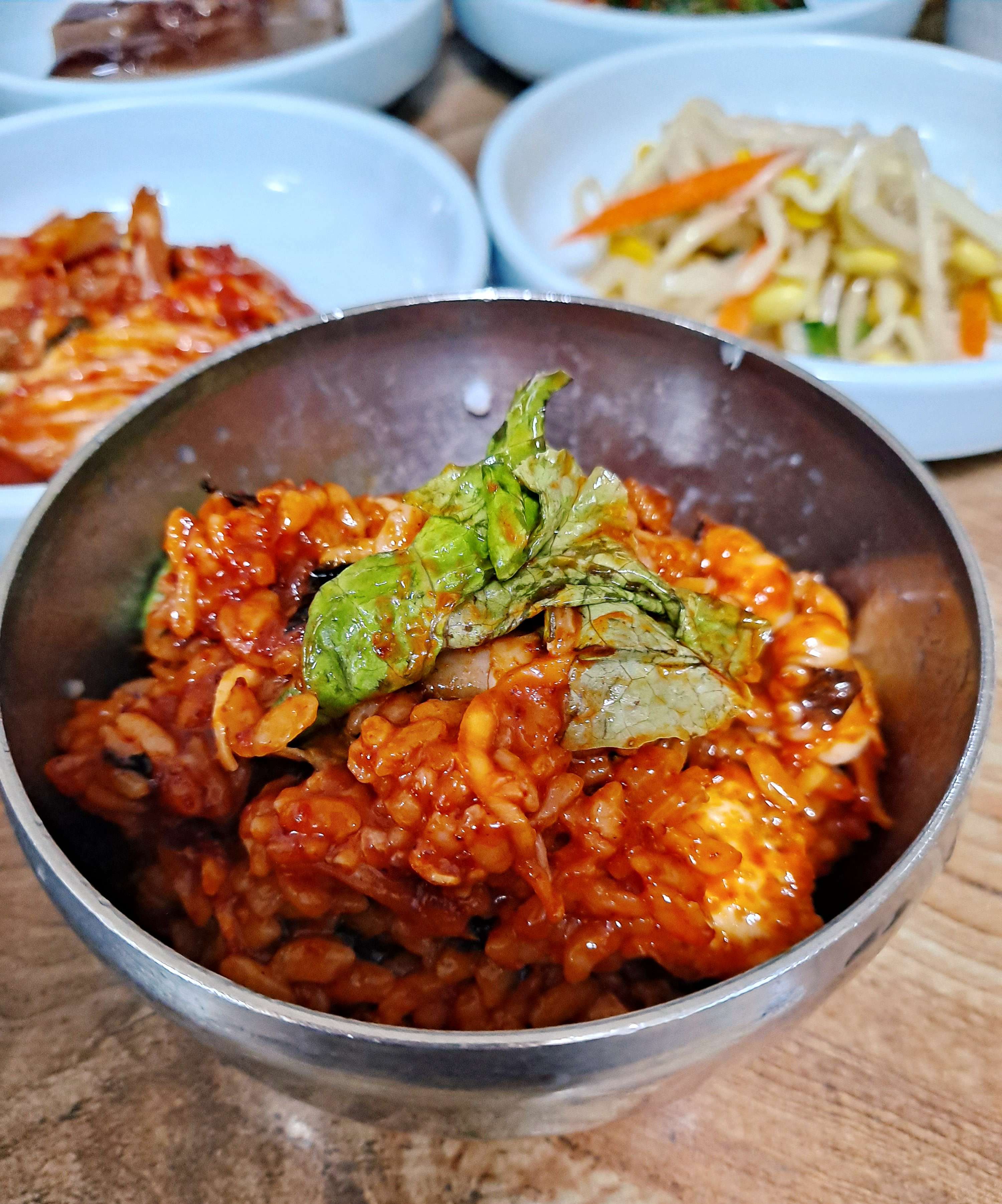 밥 공기에 주꾸미비빔밥