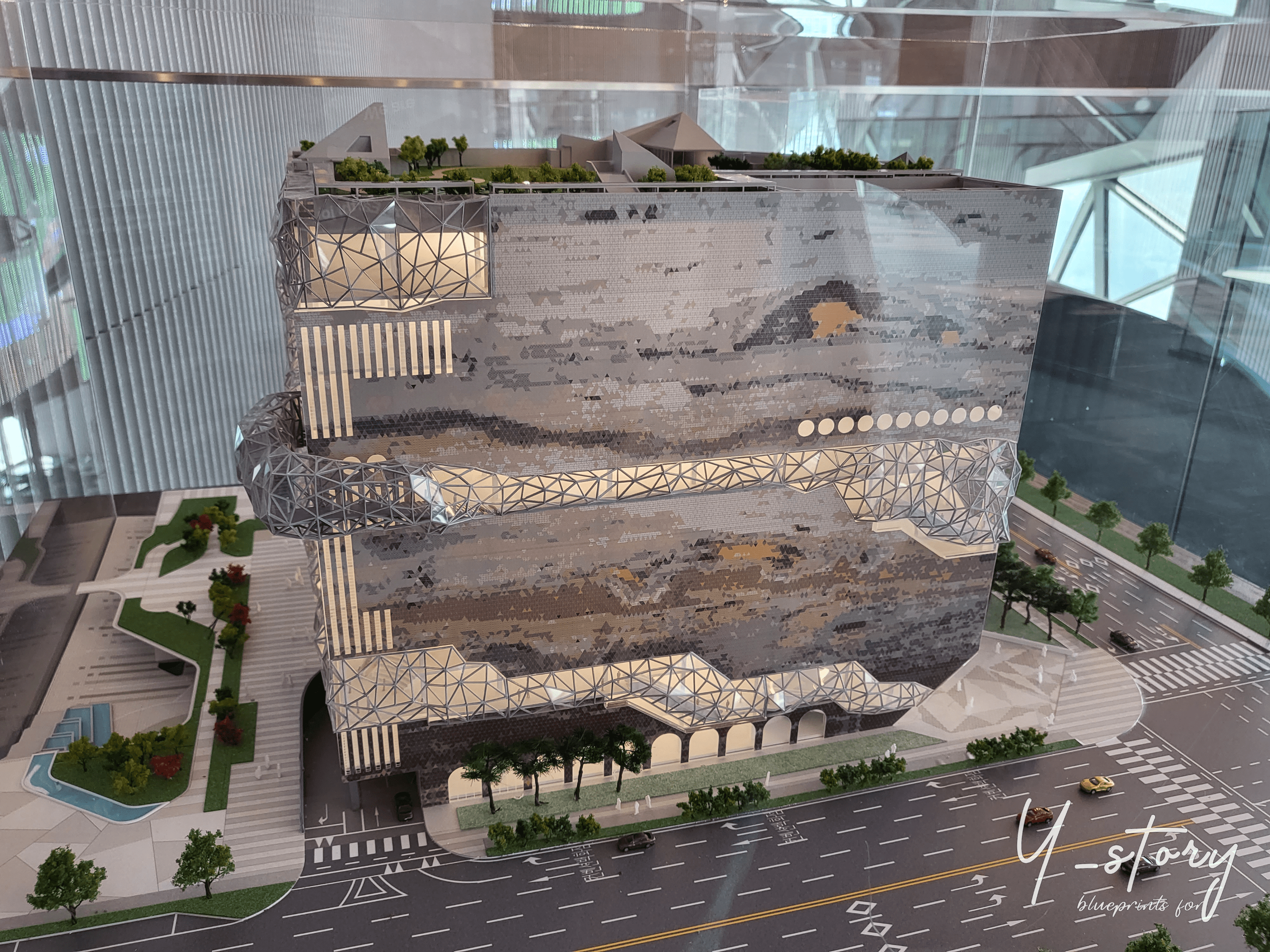 렘 쿨하스의 대표 작품 갤러리아 광교 건축 모형