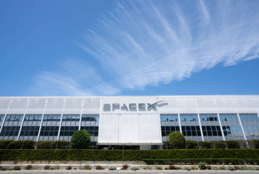 스타링크 서비스의 역할과 기술적 특징 및 글로벌 영향력.