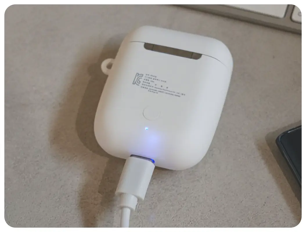 스마트폰 단자에 이어폰을 연결하는 예시 이미지