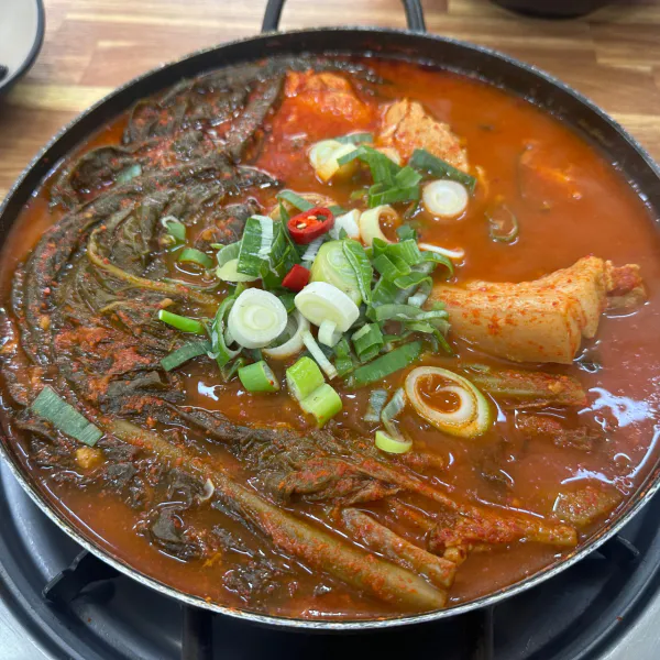 기다려야 제맛 갓김치찌개