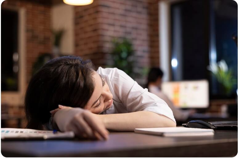 몸이 피곤해 지쳐 있는 직장인