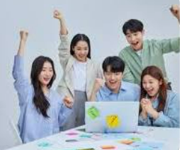 모여서 노트북을 보며 환호 지르는 청년들