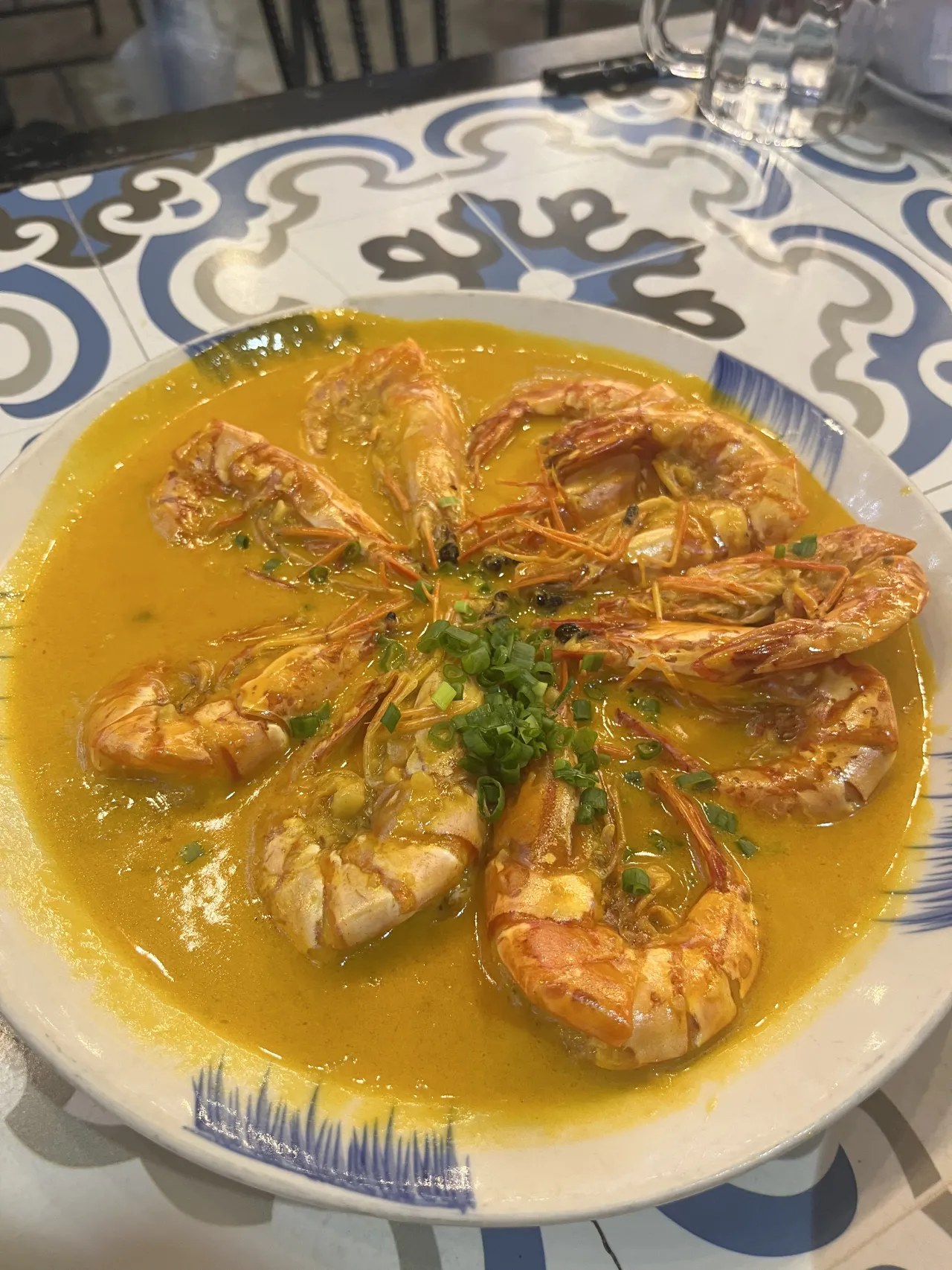 테이블-위에-구운-새우-한접시-노란색-소스와-쪽파