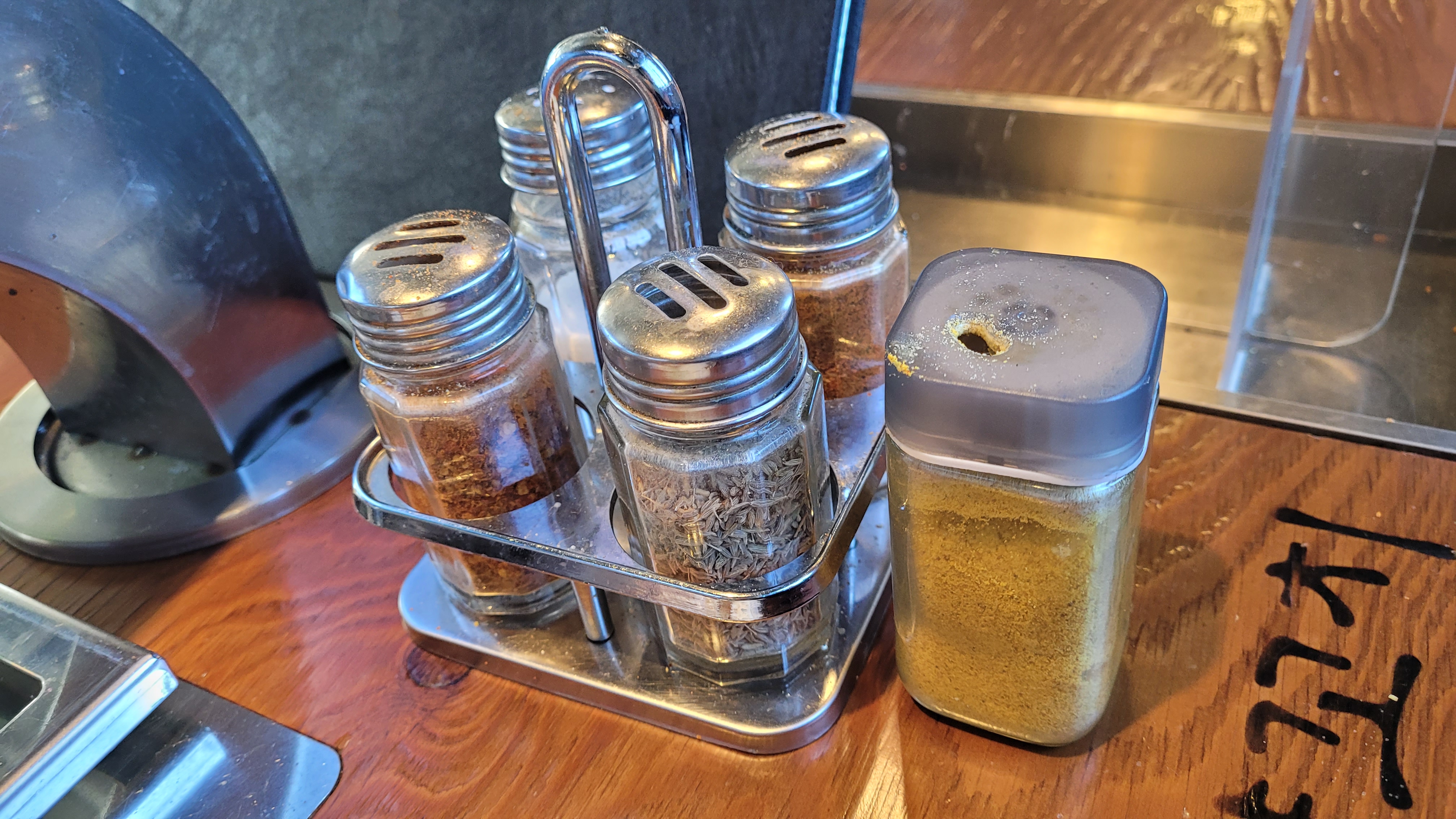 큐민씨드, 쯔란, 소금 등 양꼬치에 찍먹하는 분말들