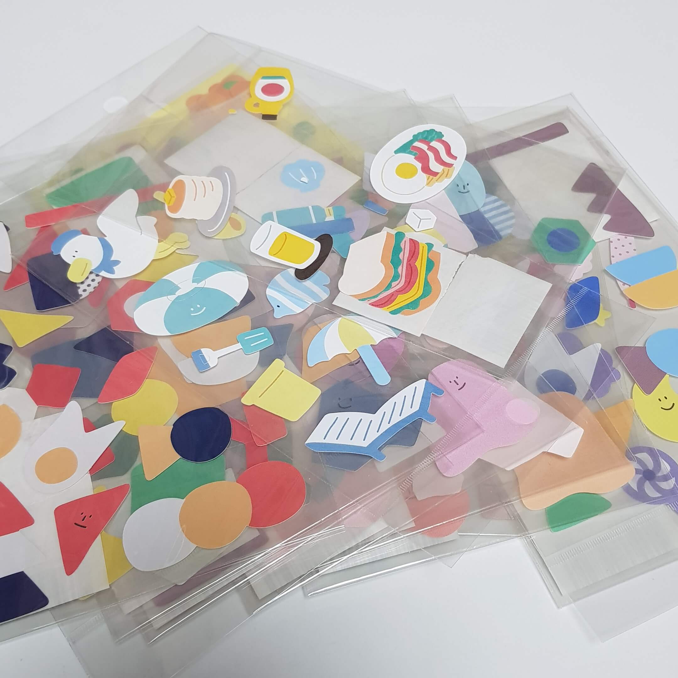 다양한-리무버블-스티커들과-스티커를-이용해-투명케이스를-꾸민-모습