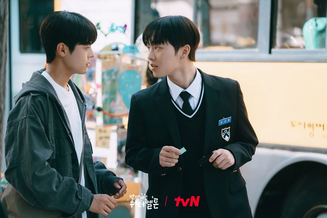 남학생-2명-반짝이는-워터멜론