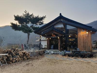 안성카페 미산저수지 더정감카페