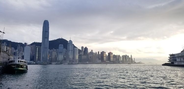 홍콩 스타페리 선착장에서 바라본 고층 빌딩과 평온한 해안의 도시 전경
