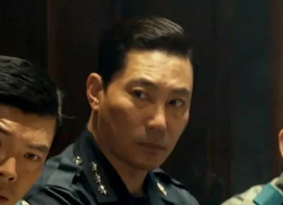 군복을 입고 서 있는 영화 서울의 봄에서 하창수를 연기하는 홍서준