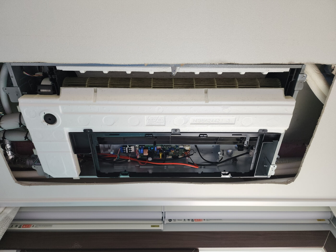 분해한 에어컨속 필터와 팬에 곰팡이