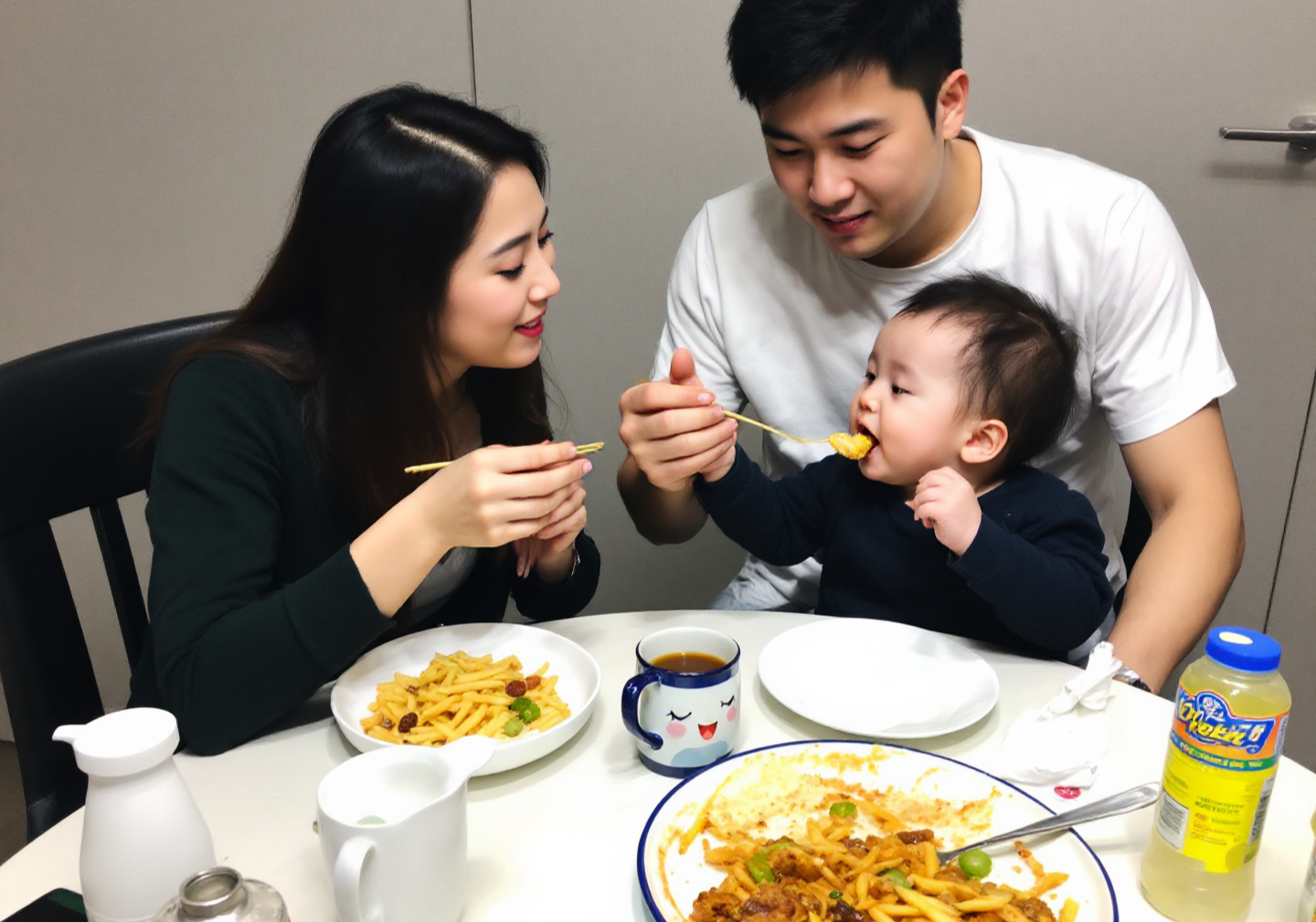 아이에게 이유식을 먹이고 있는 부부