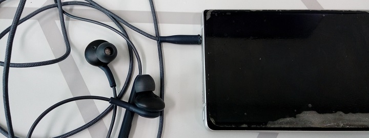 핸드폰에 이어폰 연결함