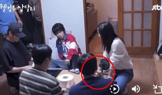 웰컴투 삼달리 드라마 메이킹 영상에 찍힌 신혜선 앞에서 전자담배를 들고있는 지창욱
