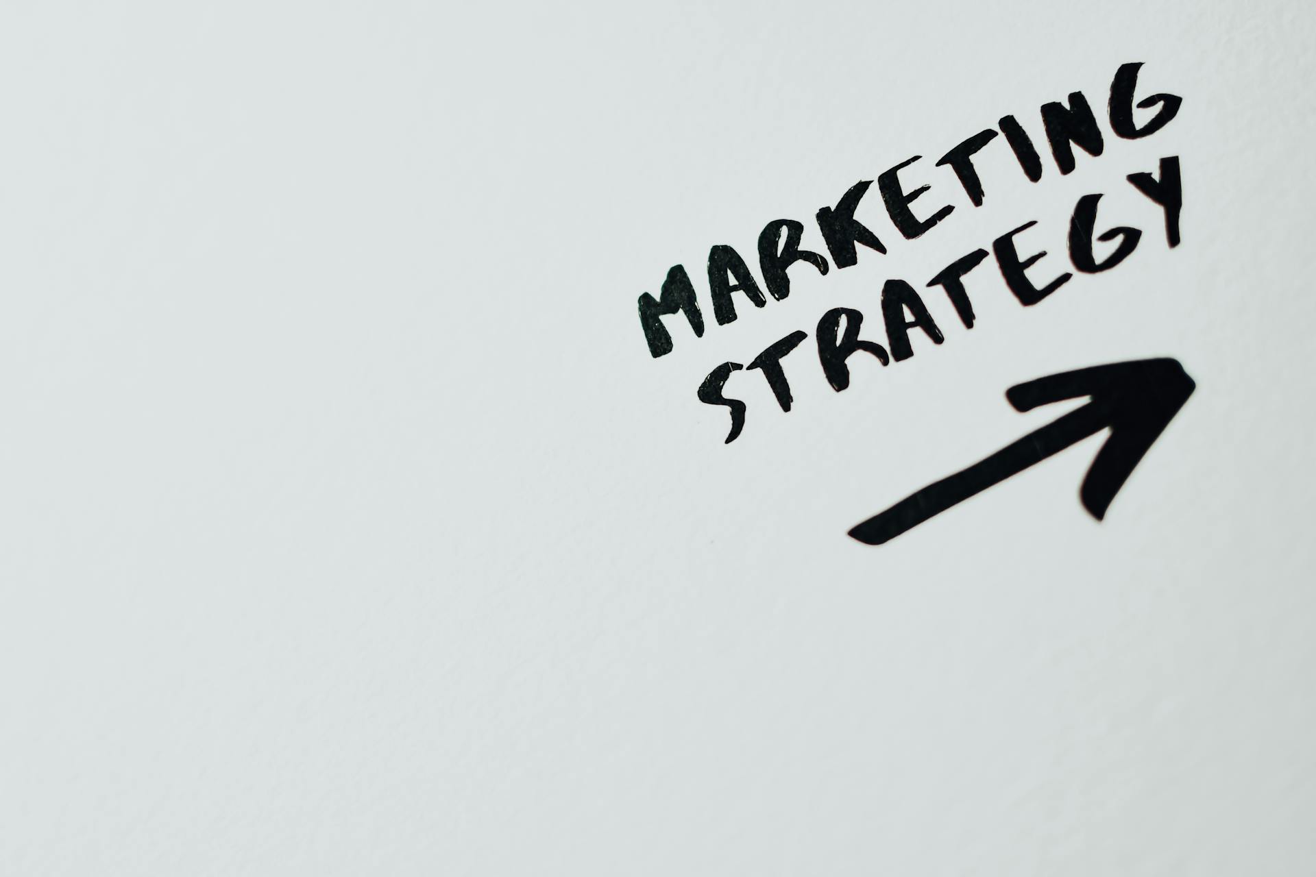 MARKETING STRATEGY 라고 적혀 있는 종이