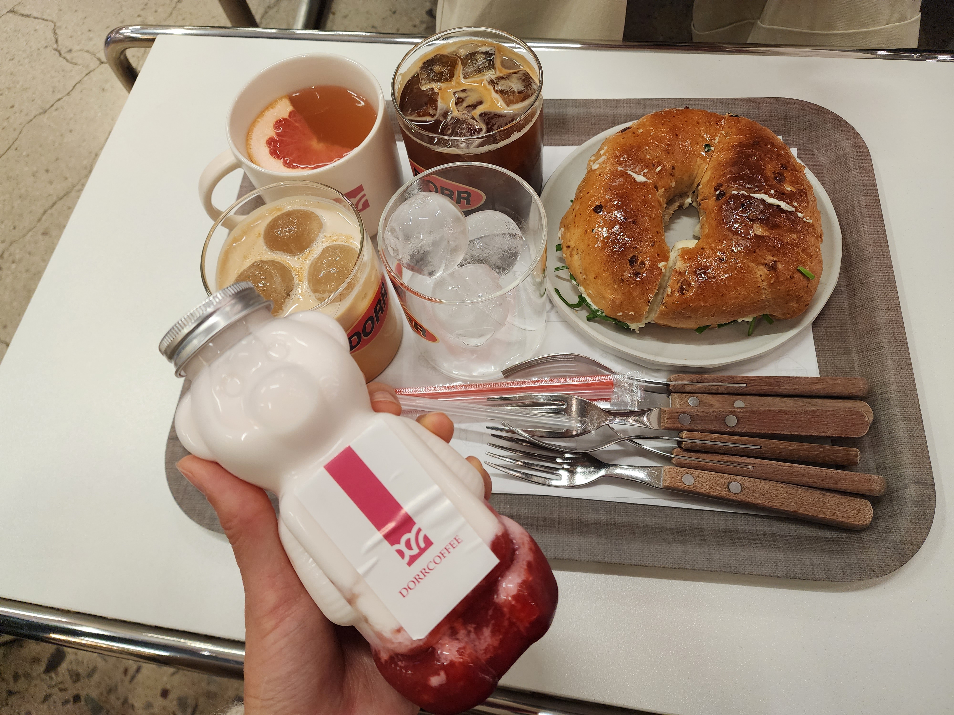 자몽티, 아메리카노, 바닐라 라떼, 딸기주스, 어니언 부추 베이글