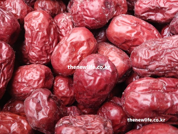 대추 효능의 위장기능에 좋은 식이섬유가 풍부한 대추 실물 사진으로 장운동 촉진과 소화 개선 설명