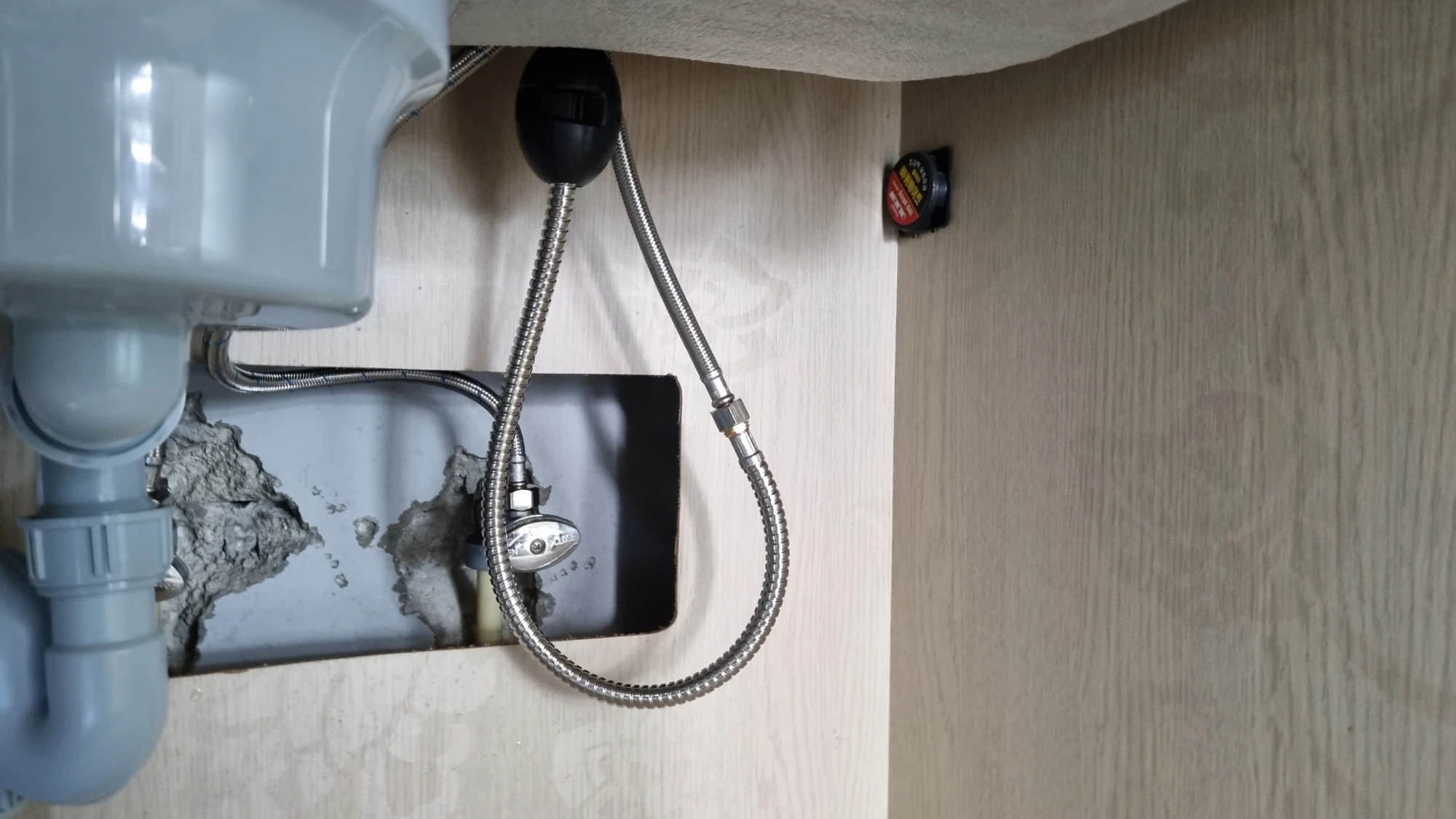 싱크대 수전 무게추 위치