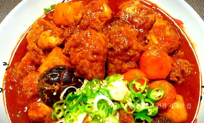 매운-닭볶음탕-위에-잘게-썬-청양고추가-올려진-모습