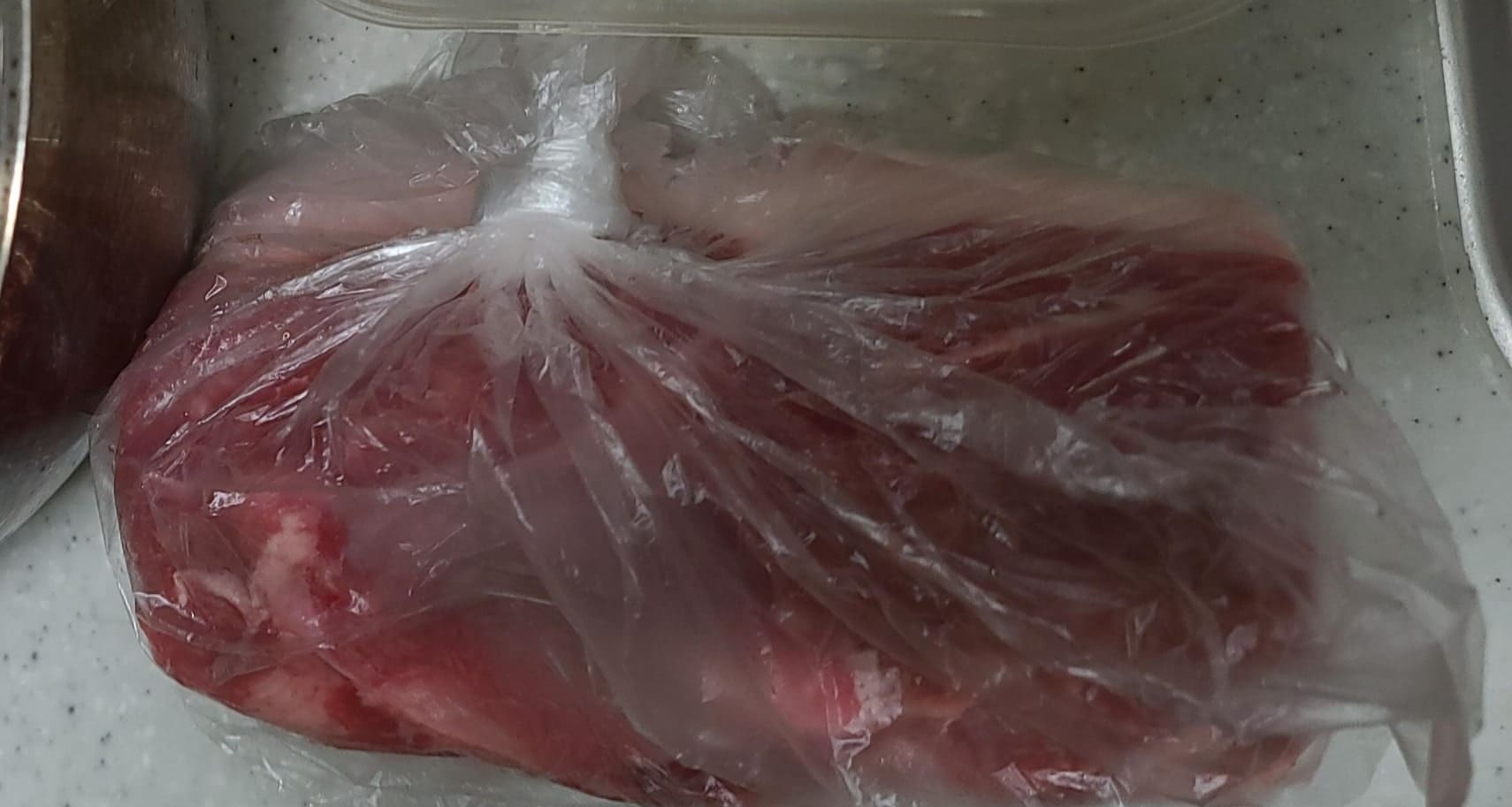 비닐에 싸여있는 한돈 앞다리살