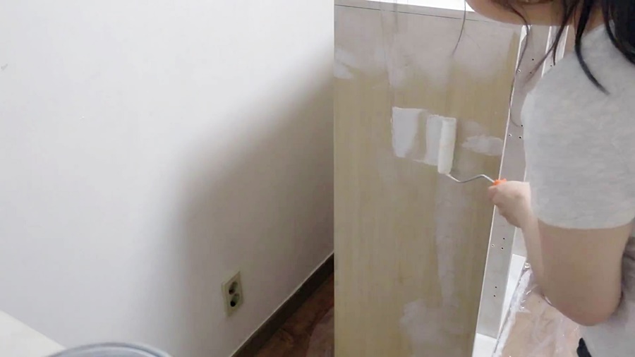 큰 면에 젯소를 칠해주는 모습