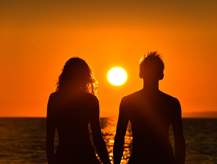 로맨스 영화 속 이상적 사랑의 허상과 현실