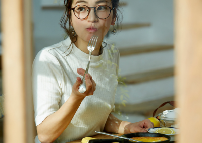 식사중인 여성