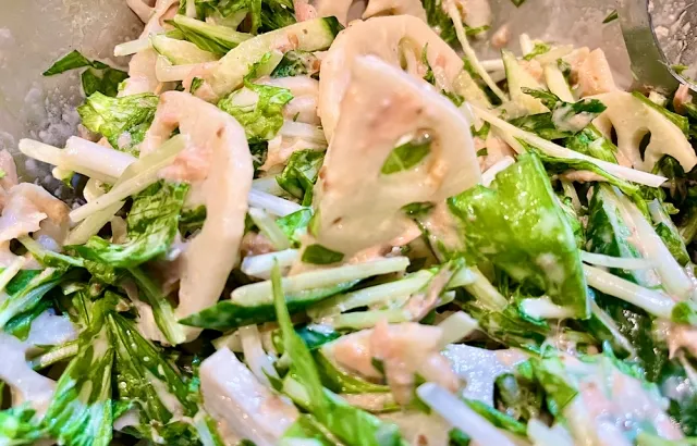 연근과 재료에 소스 넣고 버무리기