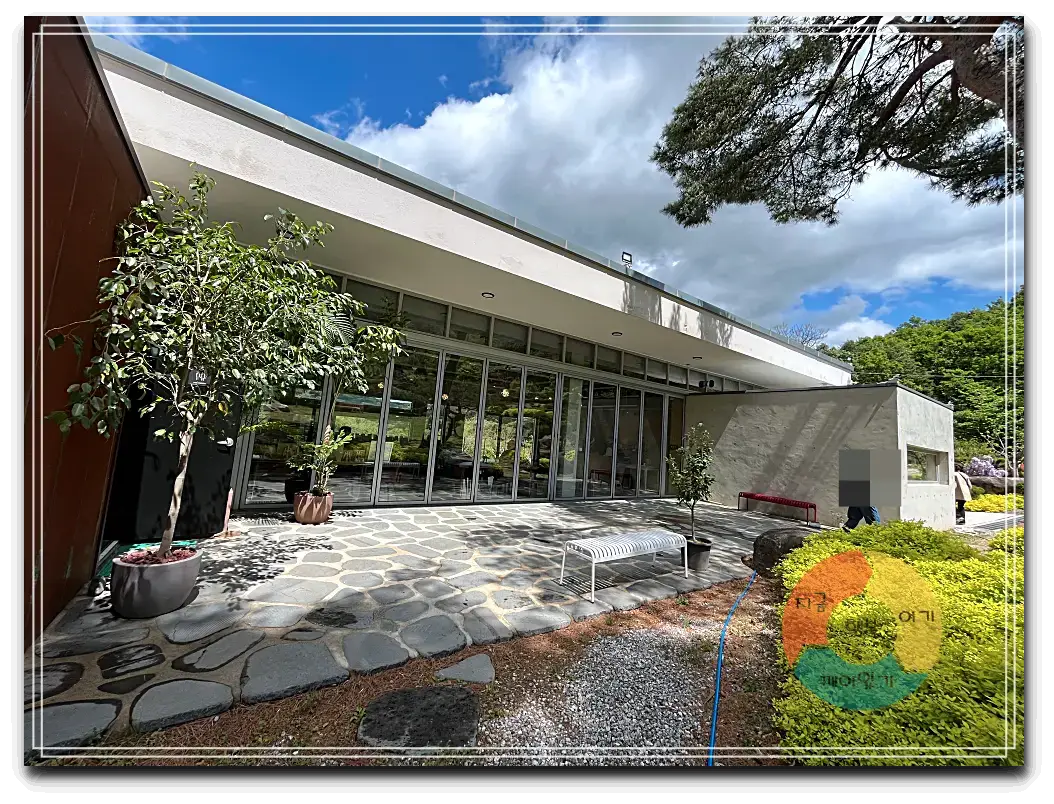 어흘_건물뒷편-슬라이딩문-정원연결