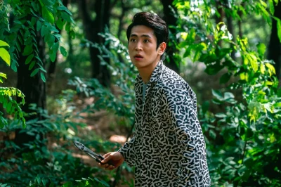 교련복을 입고 산속에서 뺀찌를 들고 서 있는 드라마 소년시대에서 박종민 역을 연기하는 배우 정윤재