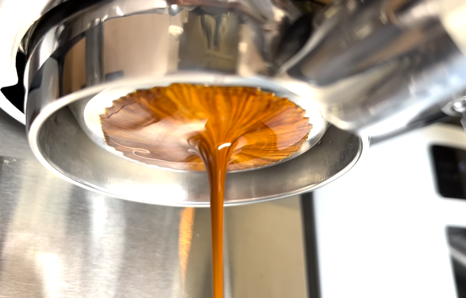 바텀리스 포터필터로 에스프레소 추출