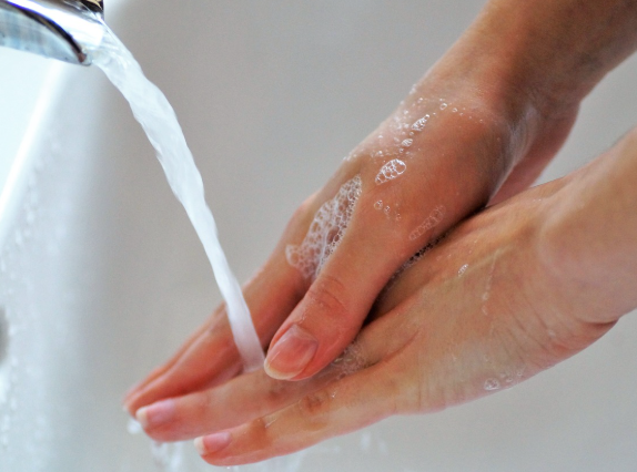 흐르는 물에 손 씻기